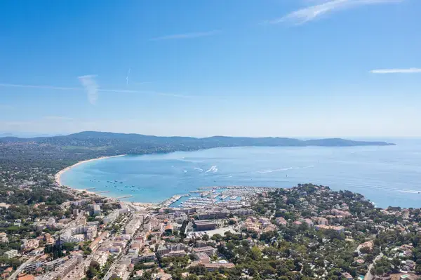 Abri Piscine Sur Mesure Installation abri de piscine Cavalaire-sur-Mer
